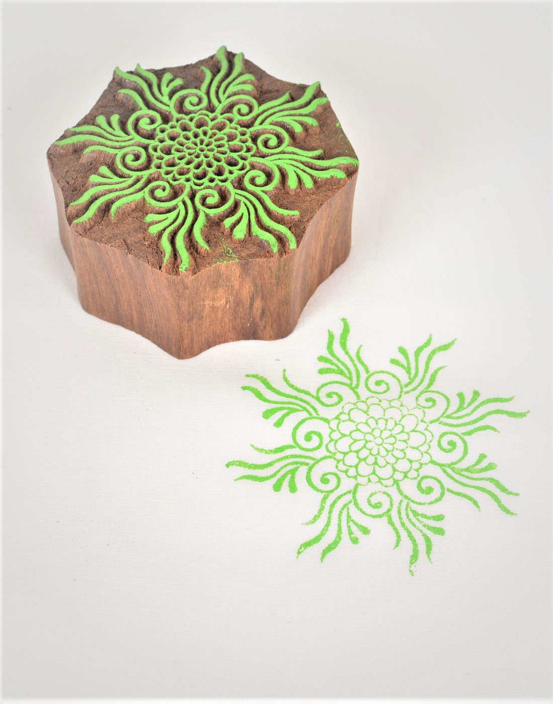559 Round Floral Wooden Printing Stamp